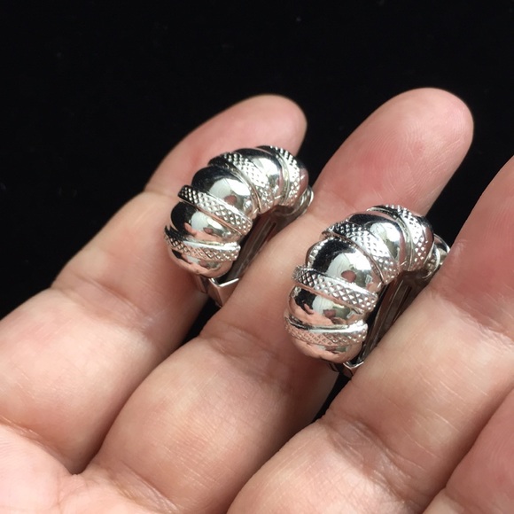 🖤NWOT💕L’Officiel clip earrings - Picture 4 of 12